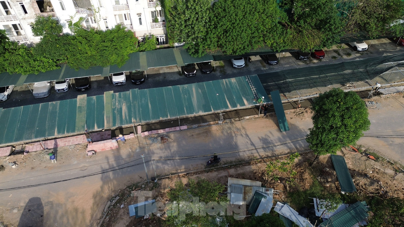 Ông Nguyễn Đăng Lợi, Phó Chủ tịch UBND xã An Khánh cho biết, khu đất mọc lên bãi xe trái phép là đất dịch vụ. Ông Lợi cũng thừa nhận, bãi xe trái phép mọc lên đã lâu, khoảng cuối năm 2023, chính quyền địa phương đã kiểm tra. Tuy nhiên, hơn 1 năm qua, lực lượng chức năng chưa xác định được ai quản lý bãi xe trên để xử lý.