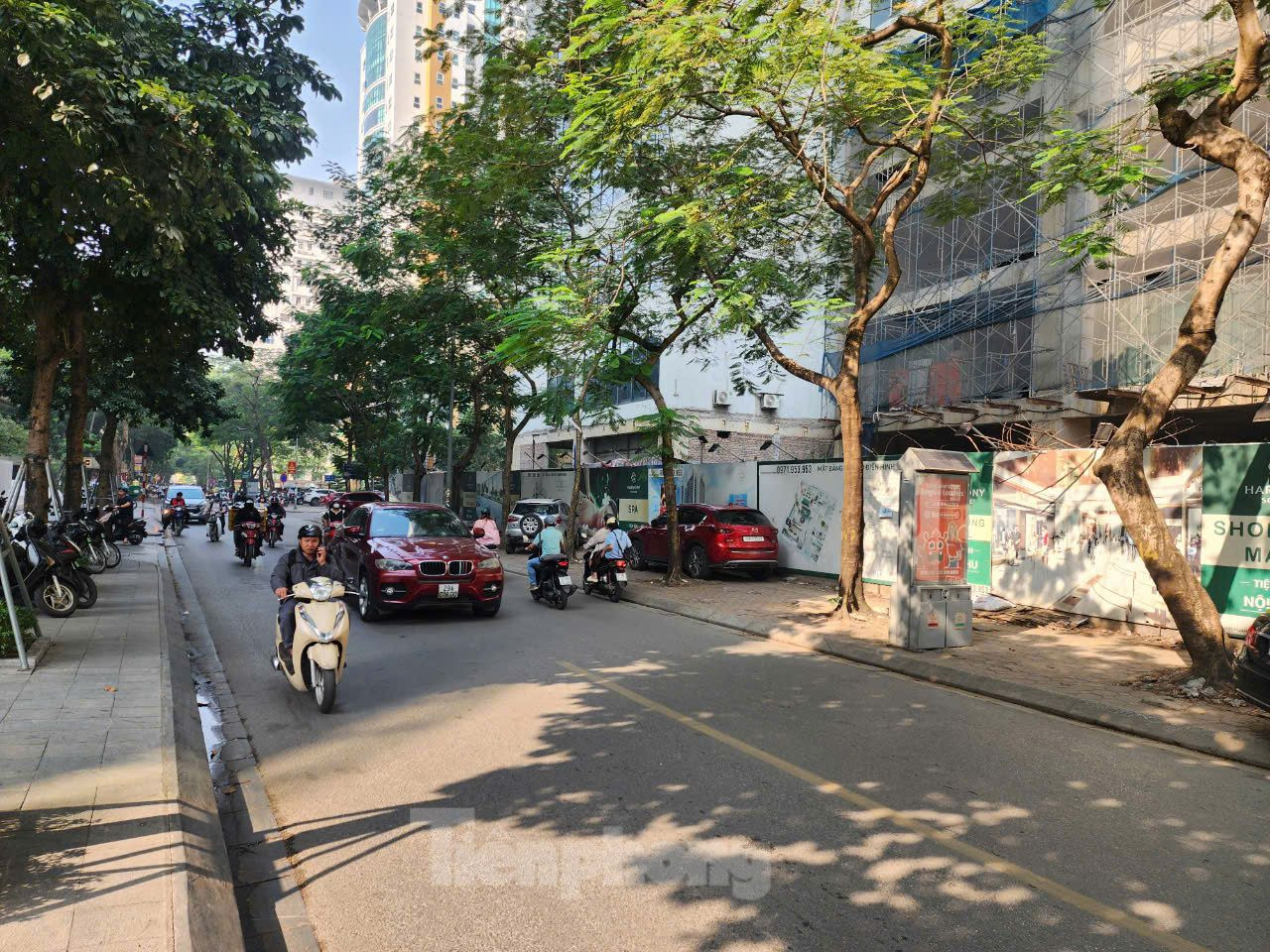 Đại diện UBND phường Nhân Chính cho biết, Ban Chỉ đạo 197 của phường thường xuyên tuần tra, xử lý vi phạm. Tuy nhiên, do lực lượng mỏng, nên thấy bóng lực lượng chức năng người dân sẽ di chuyển hàng quán. Khi lực lượng chức năng đi qua họ lại bày ghế, hàng hóa để buôn bán. Đại diện UBND phường Nhân Chính cho biết, Ban Chỉ đạo 197 của phường thường xuyên tuần tra, xử lý vi phạm. Tuy nhiên, do lực lượng mỏng, nên thấy bóng lực lượng chức năng người dân sẽ di chuyển hàng quán. Khi lực lượng chức năng đi qua họ lại bày ghế, hàng hóa để buôn bán.