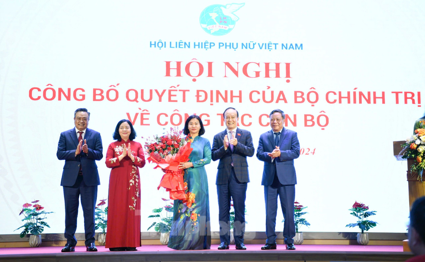 Lãnh đạo Thành ủy Hà Nội tặng hoa chúc mừng bà Nguyễn Thị Tuyến. Ảnh: Như Ý Lãnh đạo Thành ủy Hà Nội tặng hoa chúc mừng bà Nguyễn Thị Tuyến. Ảnh: Như Ý