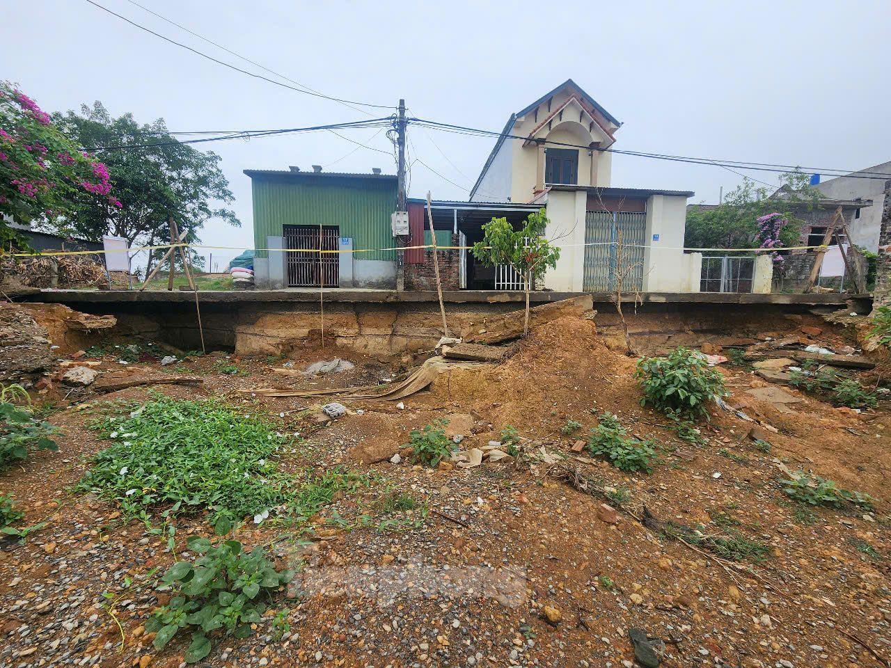 Một đoạn đê thuộc xã Tân Tiến bị sạt lở.