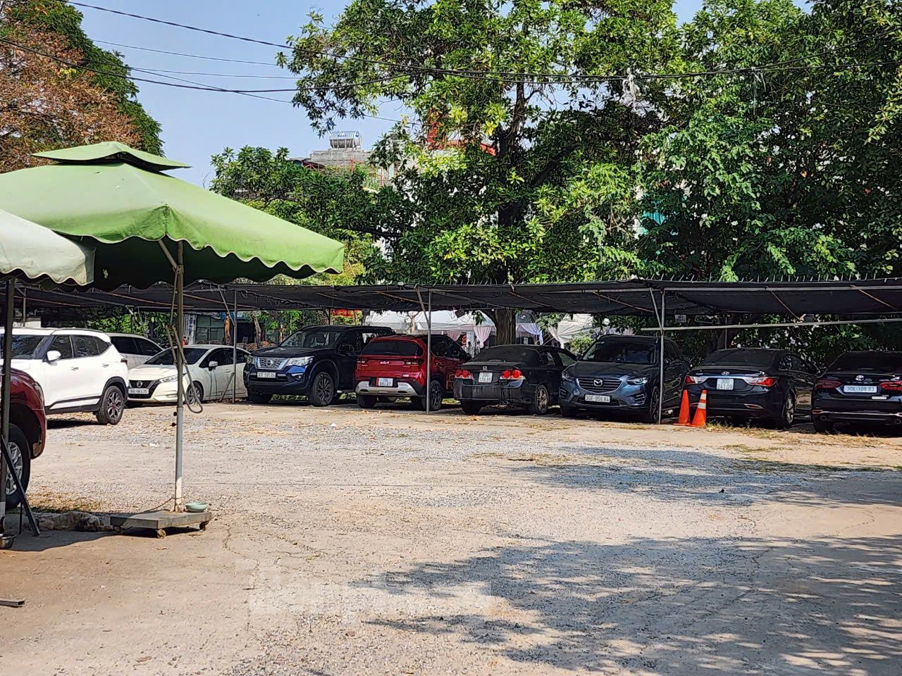 Thậm chí, có đơn vị đã dựng lán, làm bãi đỗ xe trái phép trên ô đất dự án.