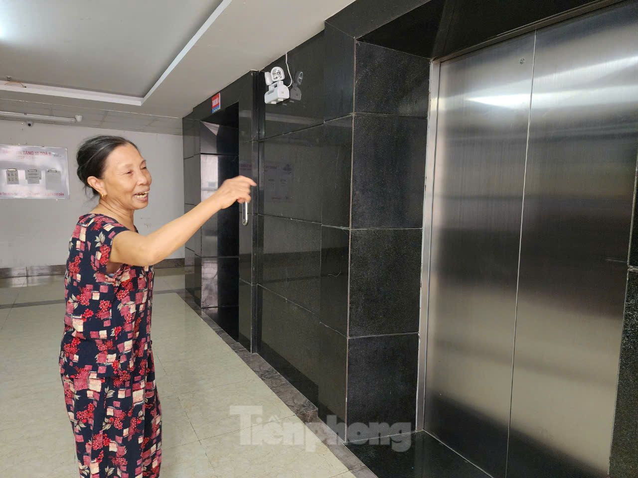 Khi biết chúng tôi có ý định tìm mua căn hộ tại đây, bà Nguyễn Thị Tuyết (73 tuổi, một cư dân tòa nhà) gạt đi. “Chú xem tìm chung cư nào mà mua, chứ ở đây mỗi lần đi thang máy, tôi hãi lắm. Tôi đã 3 lần bị nhốt trong thang máy, trong đó 2 lần đi thang số 2 và 1 lần đi thang hàng”, bà Tuyết chia sẻ. Khi biết chúng tôi có ý định tìm mua căn hộ tại đây, bà Nguyễn Thị Tuyết (73 tuổi, một cư dân tòa nhà) gạt đi. “Chú xem tìm chung cư nào mà mua, chứ ở đây mỗi lần đi thang máy, tôi hãi lắm. Tôi đã 3 lần bị nhốt trong thang máy, trong đó 2 lần đi thang số 2 và 1 lần đi thang hàng”, bà Tuyết chia sẻ.