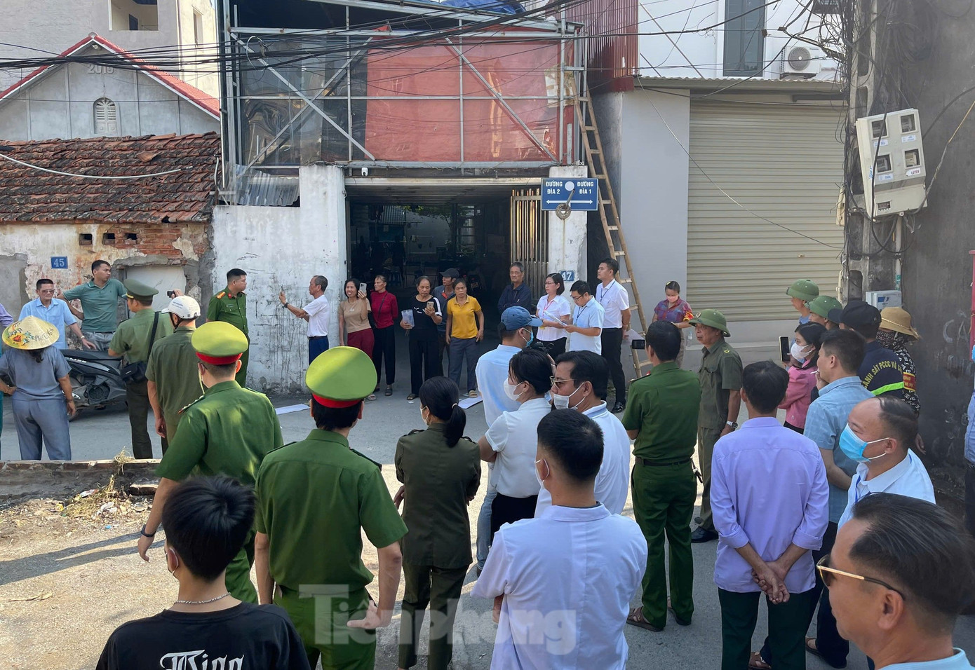 Lực lượng chức năng tiến hành cưỡng chế đối với cơ sở chữa bệnh của ông Nam