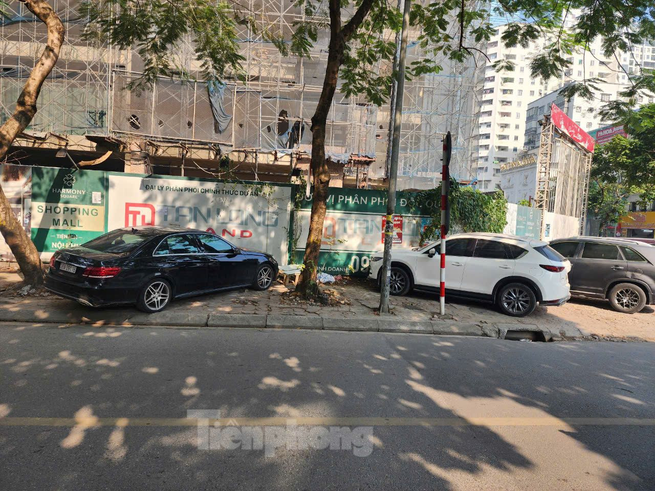 Vỉa hè xe đoạn ngã tư Nguyễn Tuân - Ngụy Như Kom Tum ô tô đỗ san sát nhau. Vỉa hè xe đoạn ngã tư Nguyễn Tuân - Ngụy Như Kom Tum ô tô đỗ san sát nhau.