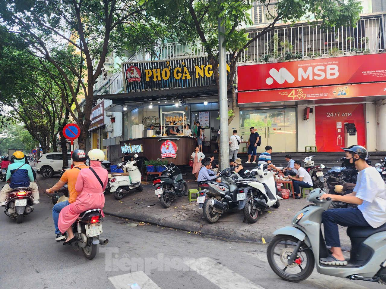 Quán ăn tại Ngã tư Nguyễn Tuân - Ngụy Như Kom Tum chiếm vỉa hè làm chỗ ngồi cho thực khách và làm chỗ đỗ xe. Quán ăn tại Ngã tư Nguyễn Tuân - Ngụy Như Kom Tum chiếm vỉa hè làm chỗ ngồi cho thực khách và làm chỗ đỗ xe.