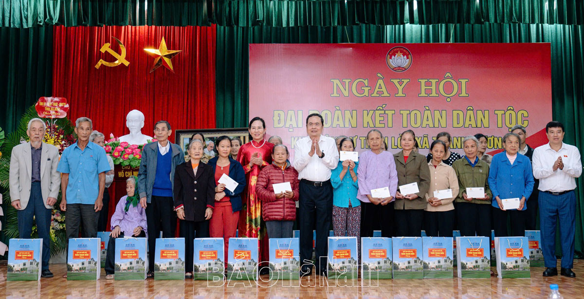 Chủ tịch Quốc hội Trần Thanh Mẫn tặng quà cho gia đình chính sách, các hộ nghèo, hộ cận nghèo tại thôn Lời, xã Thanh Hương, huyện Thanh Liêm.