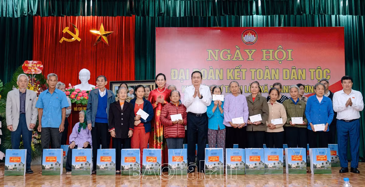 Chủ tịch Quốc hội Trần Thanh Mẫn tặng quà cho gia đình chính sách, các hộ nghèo, hộ cận nghèo tại thôn Lời, xã Thanh Hương, huyện Thanh Liêm.