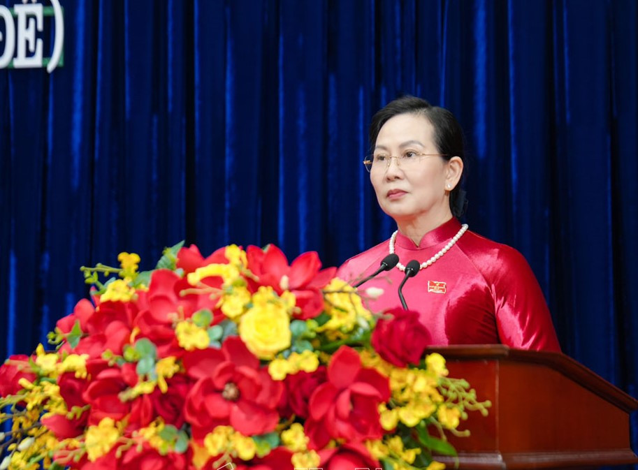 Bà Lê Thị Thủy - Bí thư Tỉnh ủy, Chủ tịch HĐND tỉnh Hà Nam, phát biểu tại kỳ họp HĐND tỉnh, ngày 8/11.