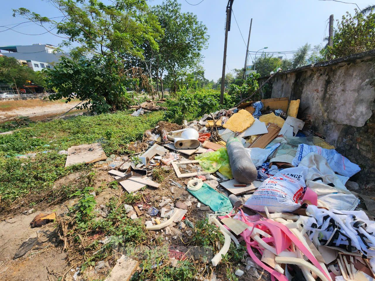 Một số đối tượng đổ trộm rác thải tại khu đất, gây ô nhiễm môi trường khiến người dân bức xúc.