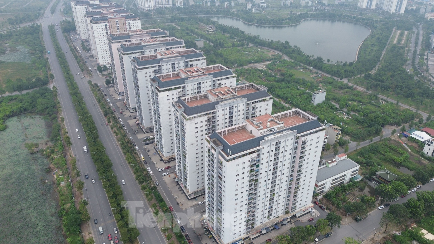 Nhiều cư dân tòa nhà HH03E cho biết, thời gian gần đây, đặc biệt sau bão số 3 thang máy tại tòa nhà thường xuyên bị hỏng. "Gia đình tôi đã tính bán căn hộ rồi mua ở nơi khác. Tuy nhiên, qua tham khảo, tôi thấy nếu bán căn hộ tại đây chỉ được chừng 2 tỷ đồng, trong khi nếu mua căn hộ chừng 60m2 ở nơi khác, cũng phải tầm 3,5 tỷ đồng. Do không có tiền bù thêm, đến nay gia đình tôi chấp nhận ở lại đây", chị Thảo, một cư dân chia sẻ. Nhiều cư dân tòa nhà HH03E cho biết, thời gian gần đây, đặc biệt sau bão số 3 thang máy tại tòa nhà thường xuyên bị hỏng. "Gia đình tôi đã tính bán căn hộ rồi mua ở nơi khác. Tuy nhiên, qua tham khảo, tôi thấy nếu bán căn hộ tại đây chỉ được chừng 2 tỷ đồng, trong khi nếu mua căn hộ chừng 60m2 ở nơi khác, cũng phải tầm 3,5 tỷ đồng. Do không có tiền bù thêm, đến nay gia đình tôi chấp nhận ở lại đây", chị Thảo, một cư dân chia sẻ.