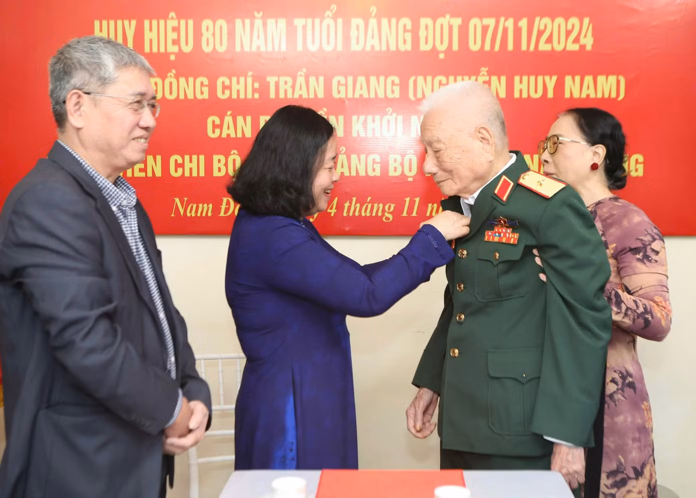 Bí thư Bùi Thị Minh Hoài gắn Huy hiệu 80 năm tuổi Đảng tặng ông Trần Giang. Bí thư Bùi Thị Minh Hoài gắn Huy hiệu 80 năm tuổi Đảng tặng ông Trần Giang.
