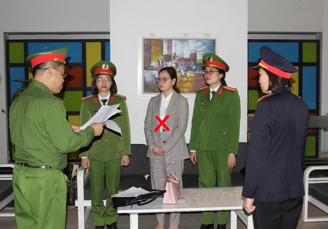 Cục trưởng Cục Hải Quan Hà Nam Ninh Nguyễn Thu Nhiễu (thứ 3 từ trái sang).