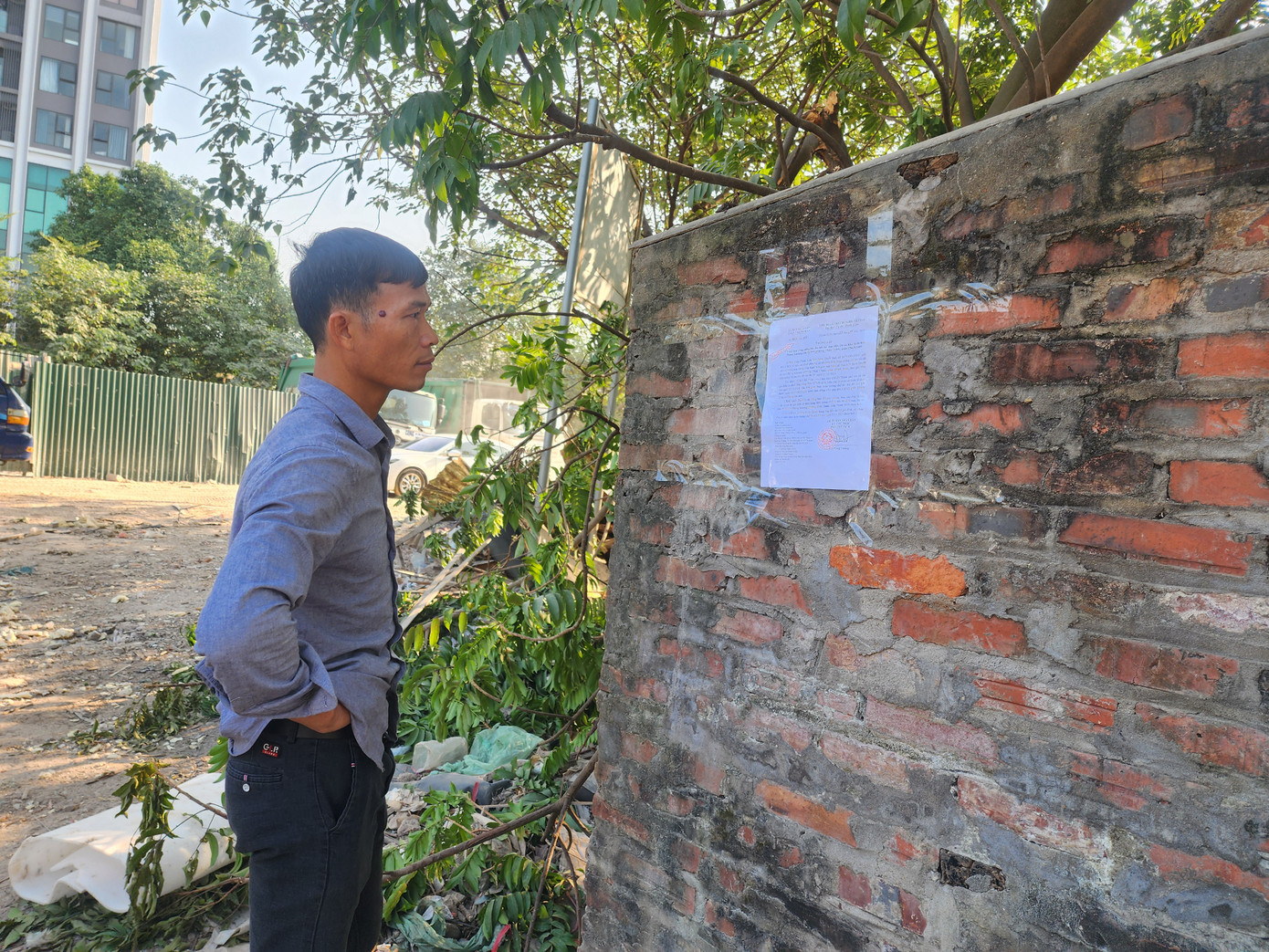 Người dân xem thông báo tạm dừng cưỡng chế vừa được dán lúc 8h ngày 21/11.