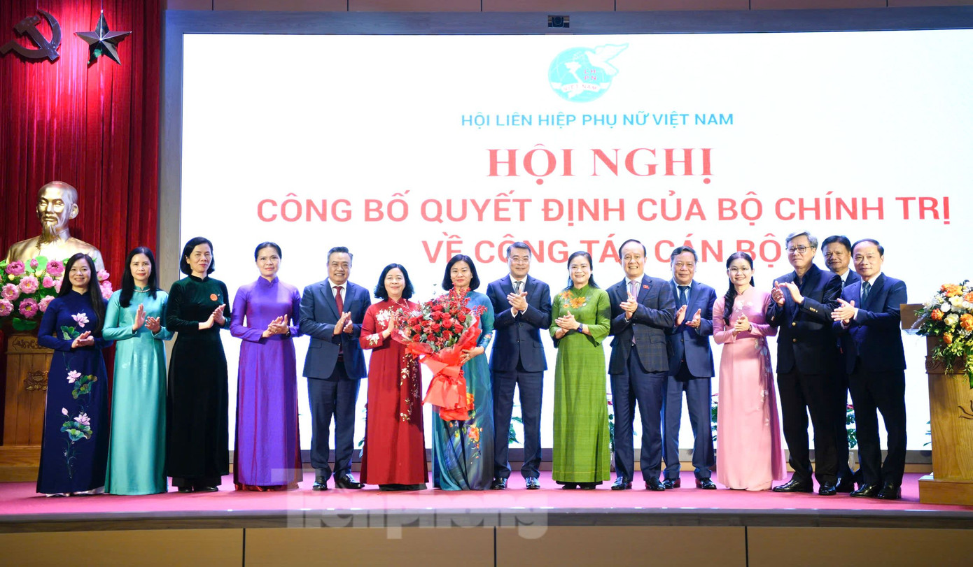 Lãnh đạo Trung ương, thành phố Hà Nội và Hội LHPN Việt Nam chúc mừng bà Nguyễn Thị Tuyến. Ảnh: Như Ý Lãnh đạo Trung ương, thành phố Hà Nội và Hội LHPN Việt Nam chúc mừng bà Nguyễn Thị Tuyến. Ảnh: Như Ý