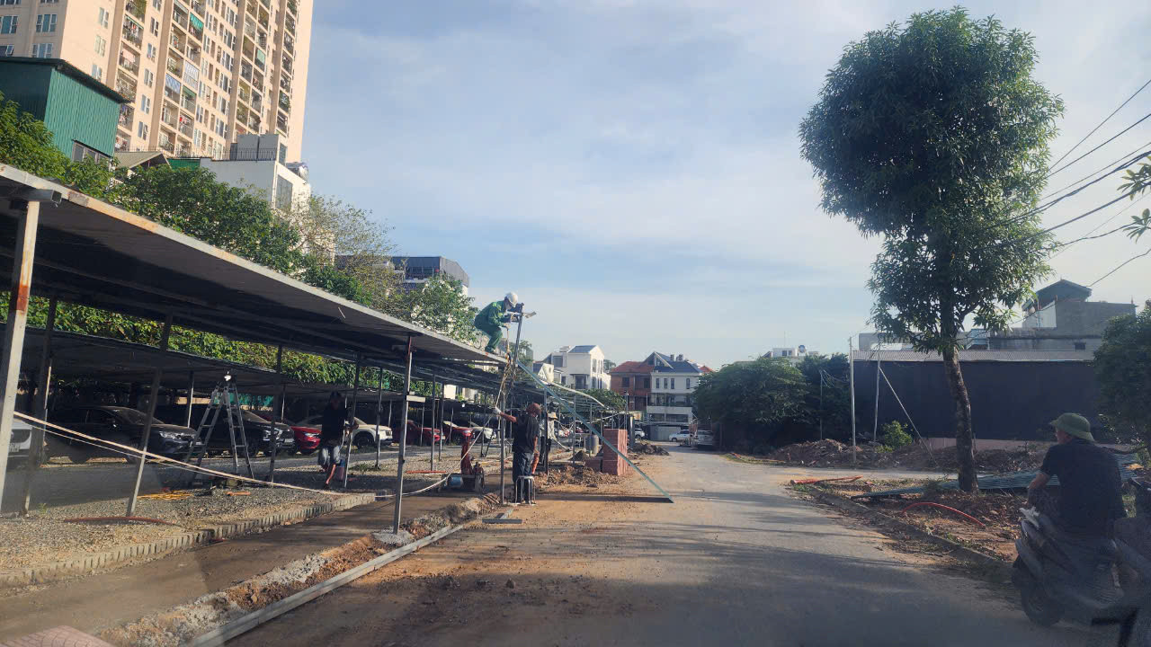 Hơn nữa, khoảng cuối tháng 10/2024, chúng tôi ghi nhận bãi xe đang có dấu hiệu mở rộng, tiếp tục chiếm vỉa hè nên đã liên lạc với UBND xã An Khánh để xử lý. Tuy nhiên, sau hơn 1 tuần, UBND xã An Khánh không có phản hồi, để mặc cho bãi xe hoàn thiện. Đến ngày 5/11, khi trao đổi với chúng tôi, ông Lợi luôn đề nghị thông cảm.