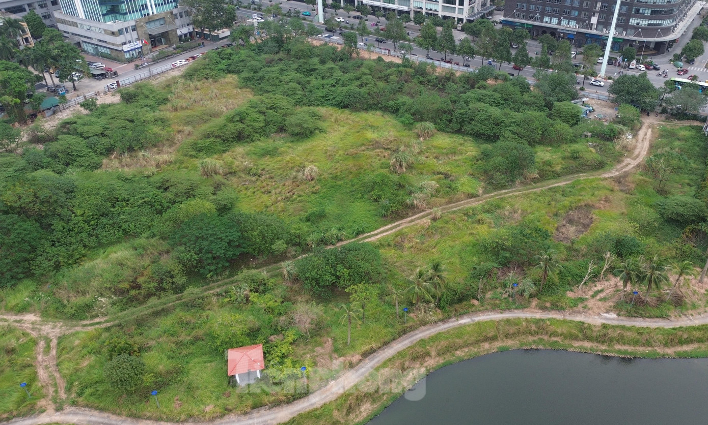 Tuy nhiên, đến nay dự án vẫn chưa thể triển khai do chưa có mặt bằng. Vì thế, nhiều năm qua, khu đất này vẫn đang được quây tôn tứ phía.