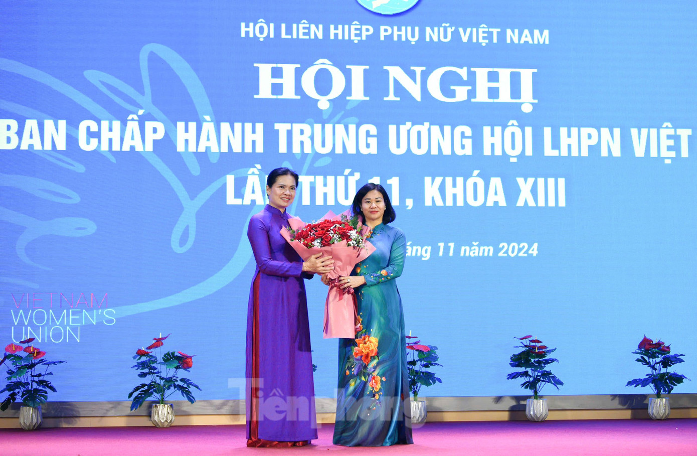 Bà Nguyễn Thị Tuyến, tân Chủ tịch Hội LHPN Việt Nam (bên phải) tặng hoa cho bà Hà Thị Nga, Bí thư Tỉnh ủy Tuyên Quang, nguyên Chủ tịch Hội LHPN Việt Nam. Ảnh: Như Ý. Bà Nguyễn Thị Tuyến, tân Chủ tịch Hội LHPN Việt Nam (bên phải) tặng hoa cho bà Hà Thị Nga, Bí thư Tỉnh ủy Tuyên Quang, nguyên Chủ tịch Hội LHPN Việt Nam. Ảnh: Như Ý.