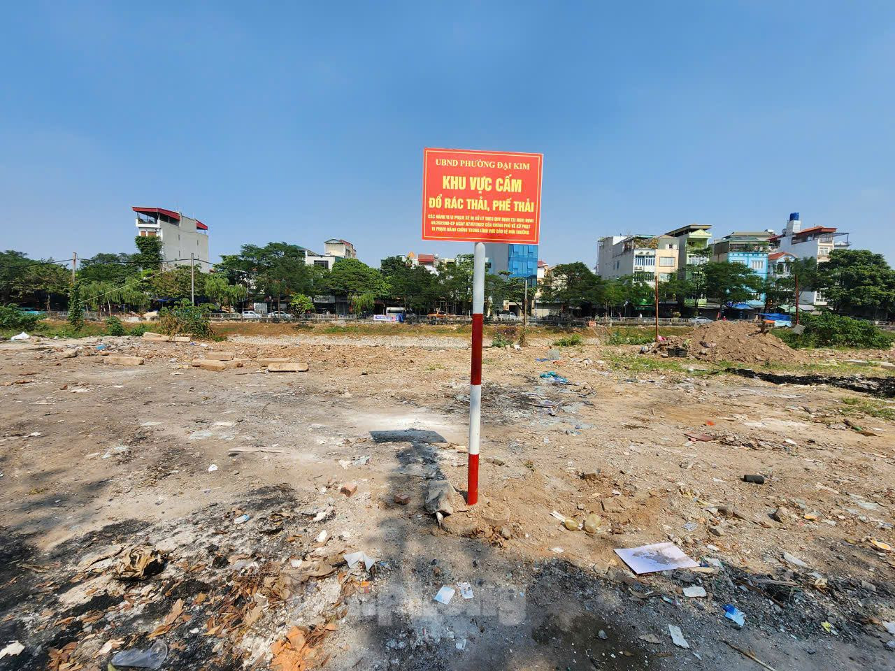 Lực lượng chức năng phường Đại Kim đã cắm nhiều biển cấm đổ rác thải, phế thải tại ô đất dự án.