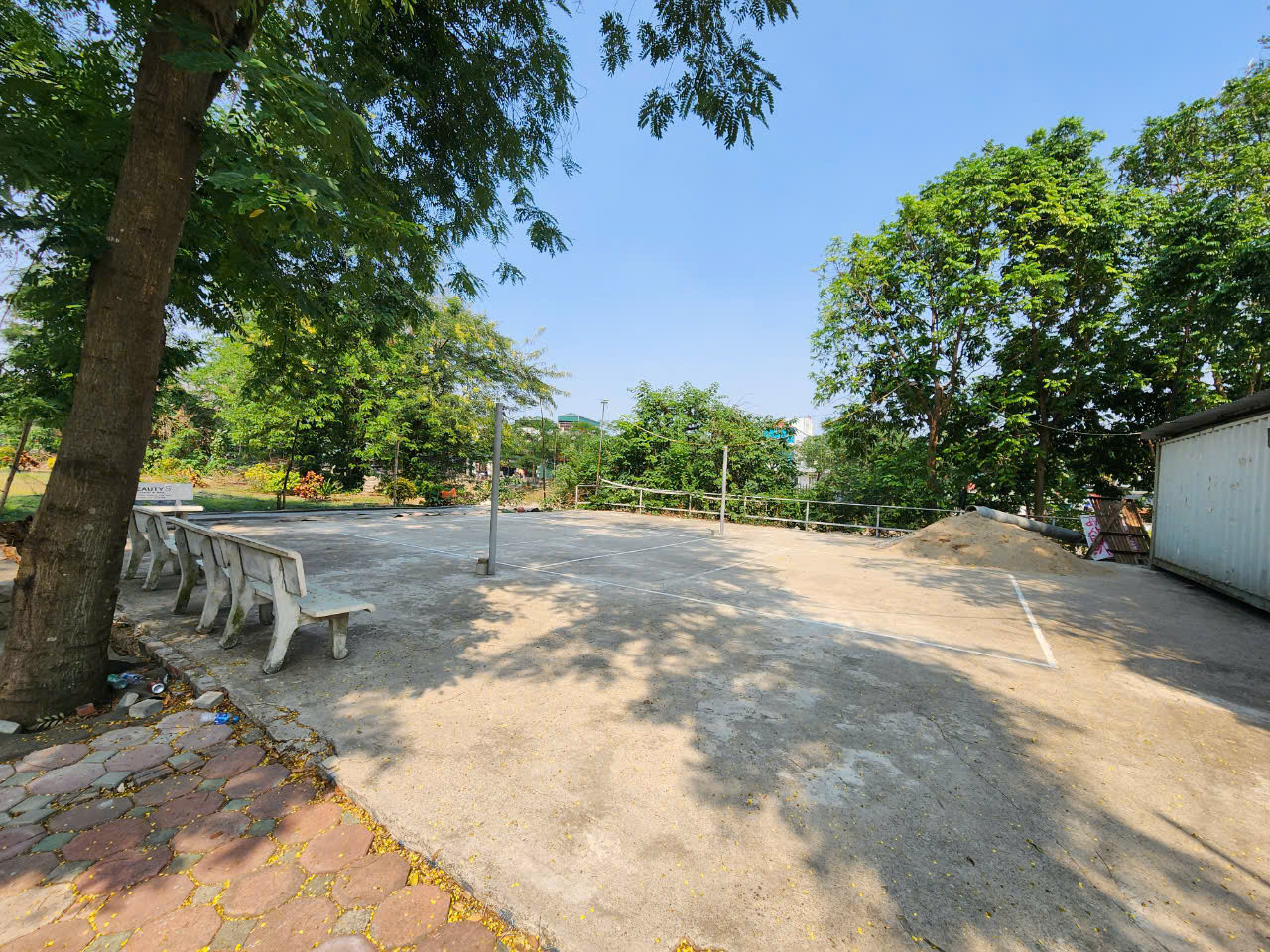 Được biết, trên địa bàn phường Đại Kim thiếu bãi đỗ xe trầm trọng. Vì thế, đã có không ít bãi xe trái phép mọc lên. Thế nhưng, ô đất được được quy hoạch bãi xe thì mãi không được triển khai. Vì thế, tại các hội nghị tiếp xúc cử tri, người dân mong muốn thành phố cùng chủ đầu tư sớm hoàn thiện thủ tục để triển khai dự án.