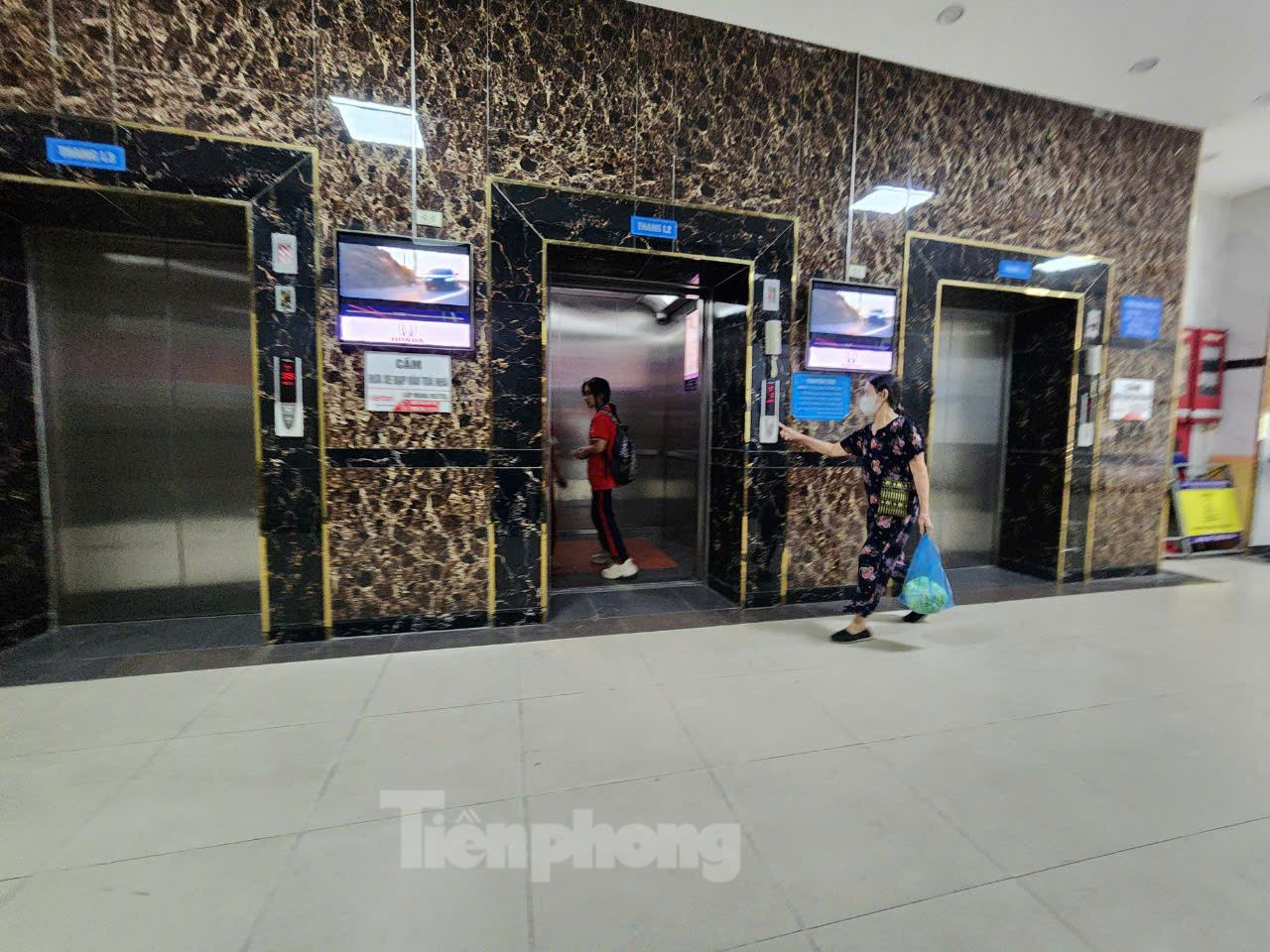 Từ các sự cố liên quan đến thang máy vừa qua, ông Đức cho rằng, khi thuê đơn vị quản lý vận hành cư dân cần yêu cầu kỹ thuật viên phải có chứng chỉ đào tạo về thang máy. Hơn nữa, thang máy phải được bảo trì thường xuyên, khi linh kiện đã cũ, có dấu hiệu hỏng hóc thì phải sửa chữa, thay mới ngay để đảm bảo an toàn. Từ các sự cố liên quan đến thang máy vừa qua, ông Đức cho rằng, khi thuê đơn vị quản lý vận hành cư dân cần yêu cầu kỹ thuật viên phải có chứng chỉ đào tạo về thang máy. Hơn nữa, thang máy phải được bảo trì thường xuyên, khi linh kiện đã cũ, có dấu hiệu hỏng hóc thì phải sửa chữa, thay mới ngay để đảm bảo an toàn.