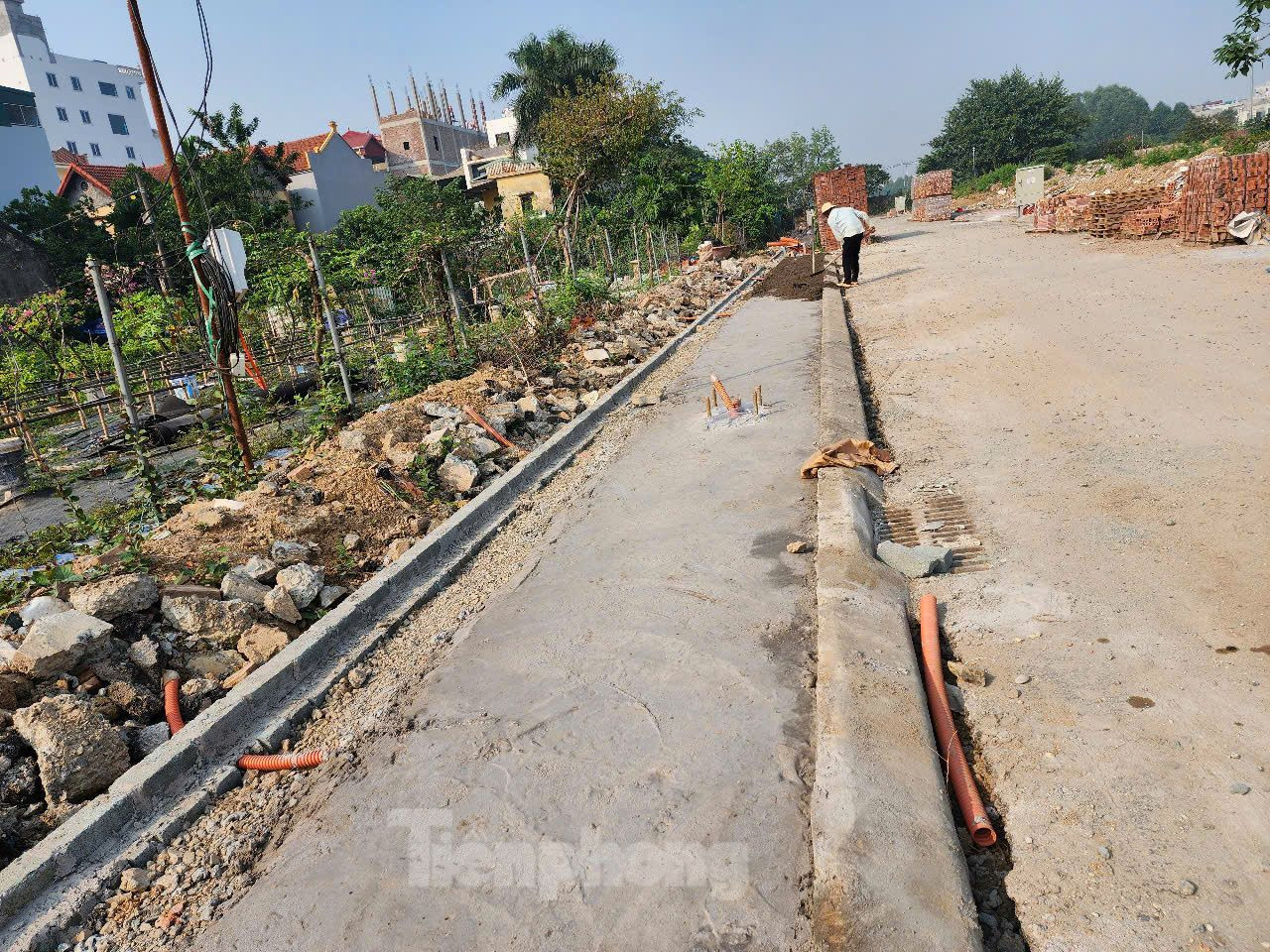 Theo UBND TP. Hà Nội, tổng số nhu cầu đất dịch vụ để giao cho các hộ gia đình, cá nhân trên địa bàn thành phố là 360,52ha với 55.580 hộ. Đến nay, thành phố hiện đã thực hiện giao đất cho 36.557 hộ với diện tích 248,33ha. Số hộ chưa giao đất dịch vụ là 19.023 hộ, diện tích 112,19ha.