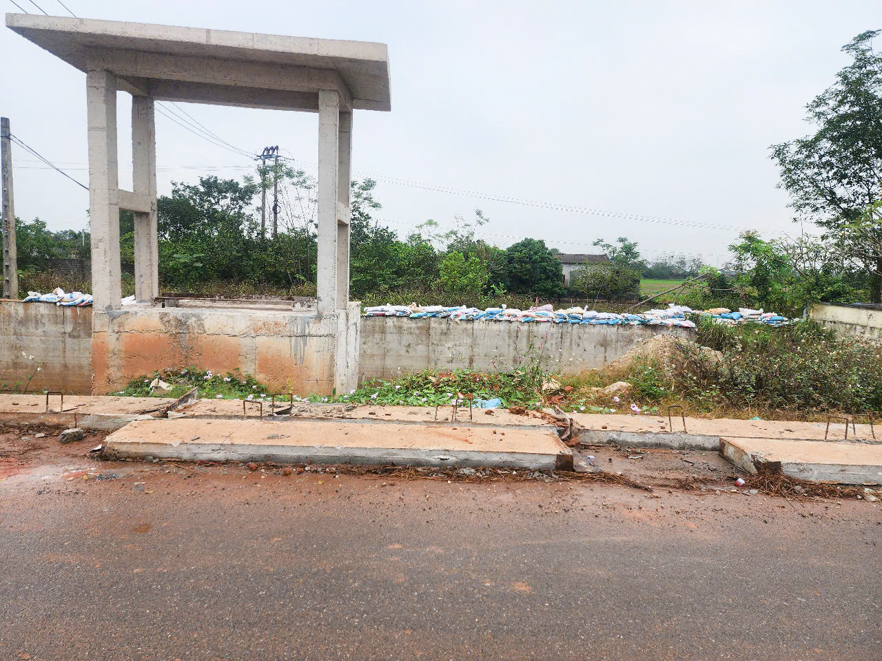 Một số tấm bê tông được để trên đường giao thông