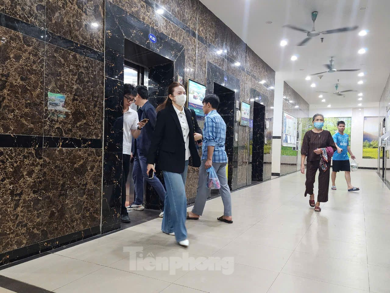 "Trong giai đoạn sử dụng, thang máy bị hỏng hóc, lỗi kỹ thuật thường là do 2 yếu tố. Thứ nhất, các Ban quản lý tòa nhà chưa có người được đào tạo, cấp chứng chỉ về vận hành thang máy. Thứ hai, kỹ thuật viên không đủ trình độ. Mới đây, có trường hợp cửa thang máy mở mà ca bin vẫn chạy rõ ràng là lỗi của kỹ thuật viên. Từ quản lý tòa nhà, kỹ thuật viên không đủ năng lực, không có chứng chỉ vẫn vận hành thang máy dẫn đến các lỗi như mòn cáp, hỏng cảm biến, quá tải, nhiễu thang... dẫn đến thang dễ bị trôi như vừa qua", ông Đức nói. "Trong giai đoạn sử dụng, thang máy bị hỏng hóc, lỗi kỹ thuật thường là do 2 yếu tố. Thứ nhất, các Ban quản lý tòa nhà chưa có người được đào tạo, cấp chứng chỉ về vận hành thang máy. Thứ hai, kỹ thuật viên không đủ trình độ. Mới đây, có trường hợp cửa thang máy mở mà ca bin vẫn chạy rõ ràng là lỗi của kỹ thuật viên. Từ quản lý tòa nhà, kỹ thuật viên không đủ năng lực, không có chứng chỉ vẫn vận hành thang máy dẫn đến các lỗi như mòn cáp, hỏng cảm biến, quá tải, nhiễu thang... dẫn đến thang dễ bị trôi như vừa qua", ông Đức nói.