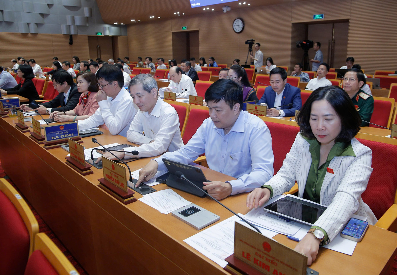 Các đại biểu HĐND thành phố Hà Nội bấm nút thông qua nghị quyết Các đại biểu HĐND thành phố Hà Nội bấm nút thông qua nghị quyết