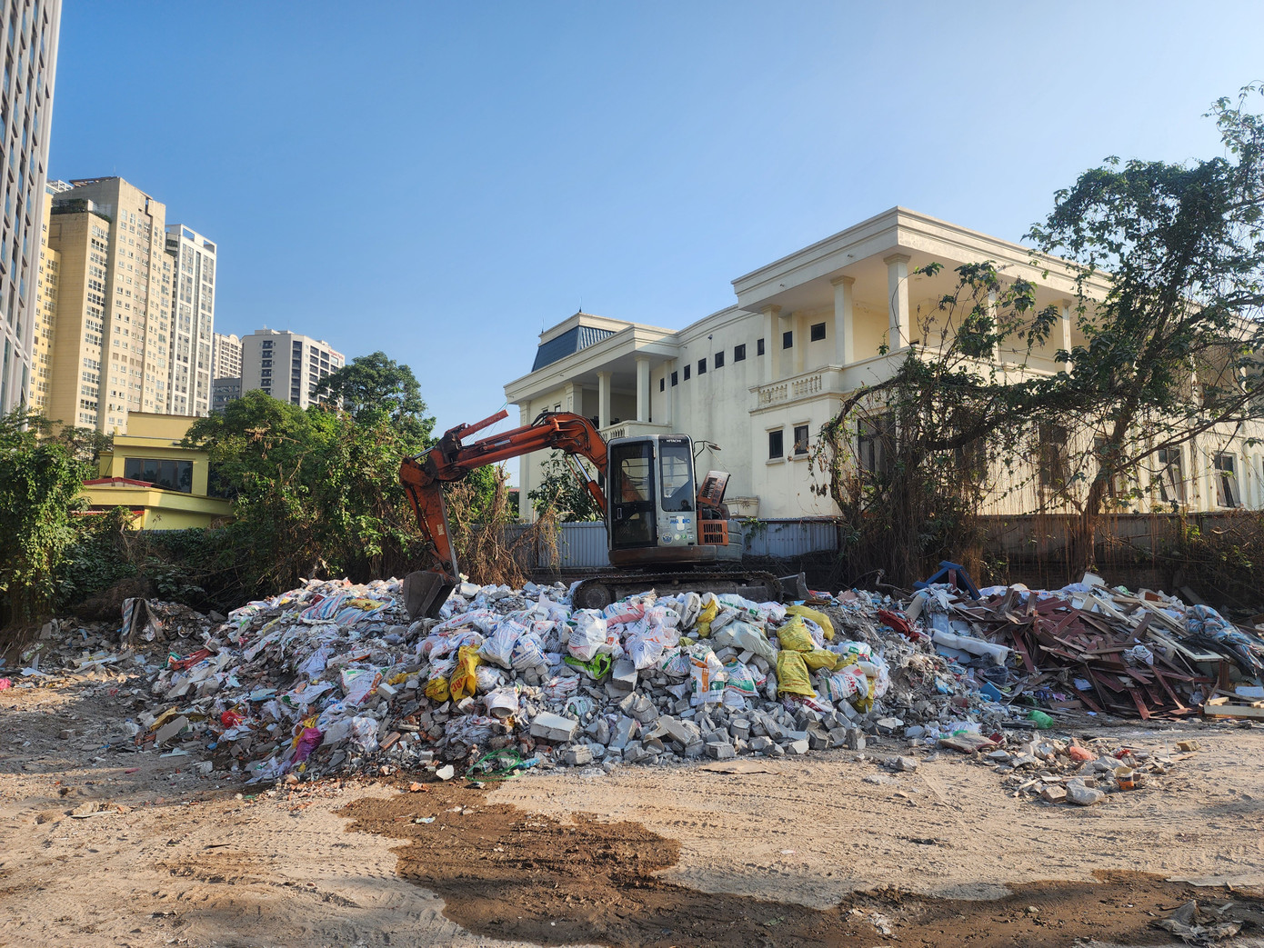 Ô đất hiện là điểm tập kết rác thải, trạc thải xây dựng.