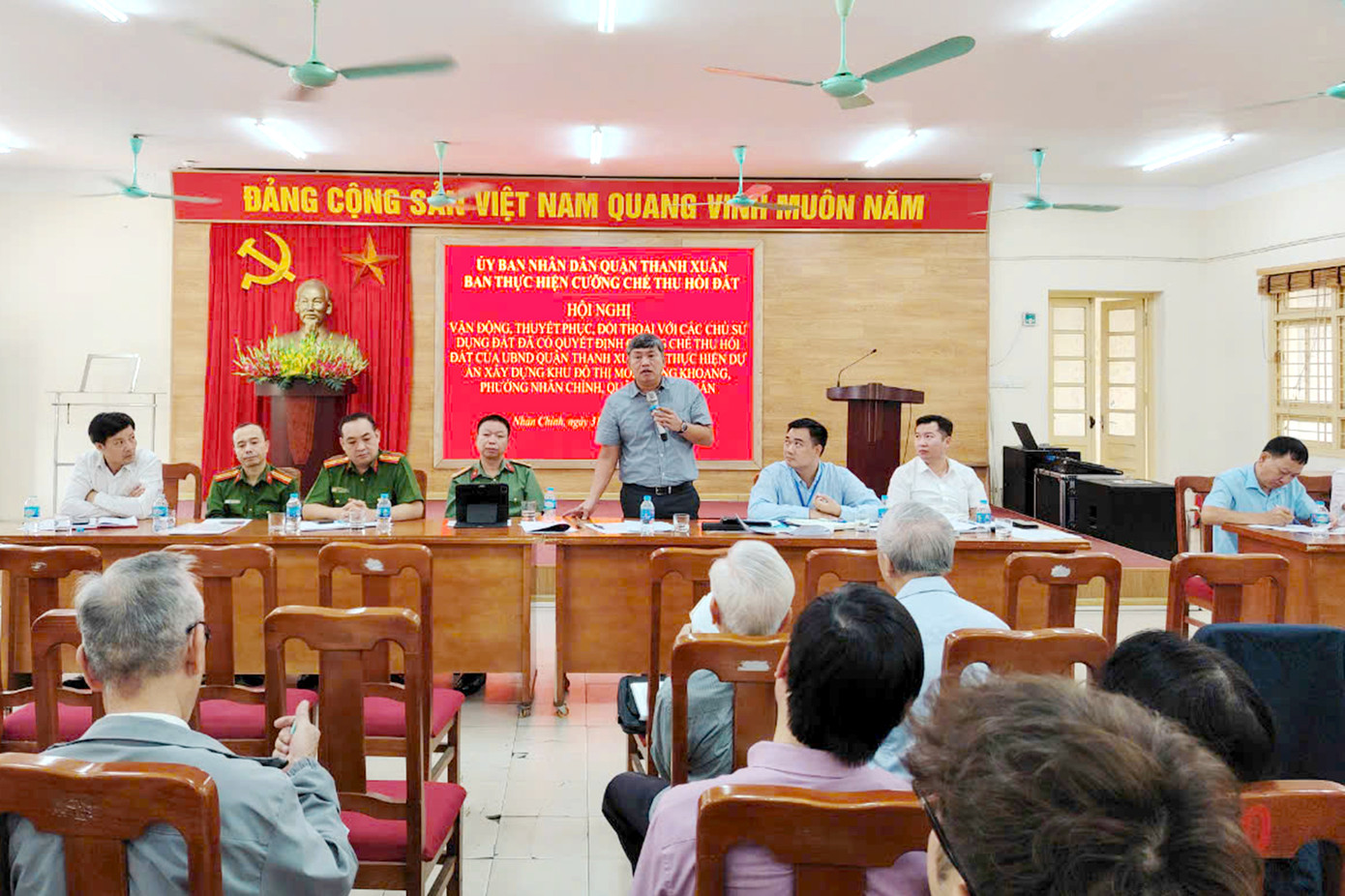 Một buổi họp đối thoại giữa UBND quận Thanh Xuân và các hộ có đất thuộc diện thu hồi thực hiện Dự án xây dựng khu đô thị mới Phùng Khoang được tổ chức đầu tháng 11/2024.