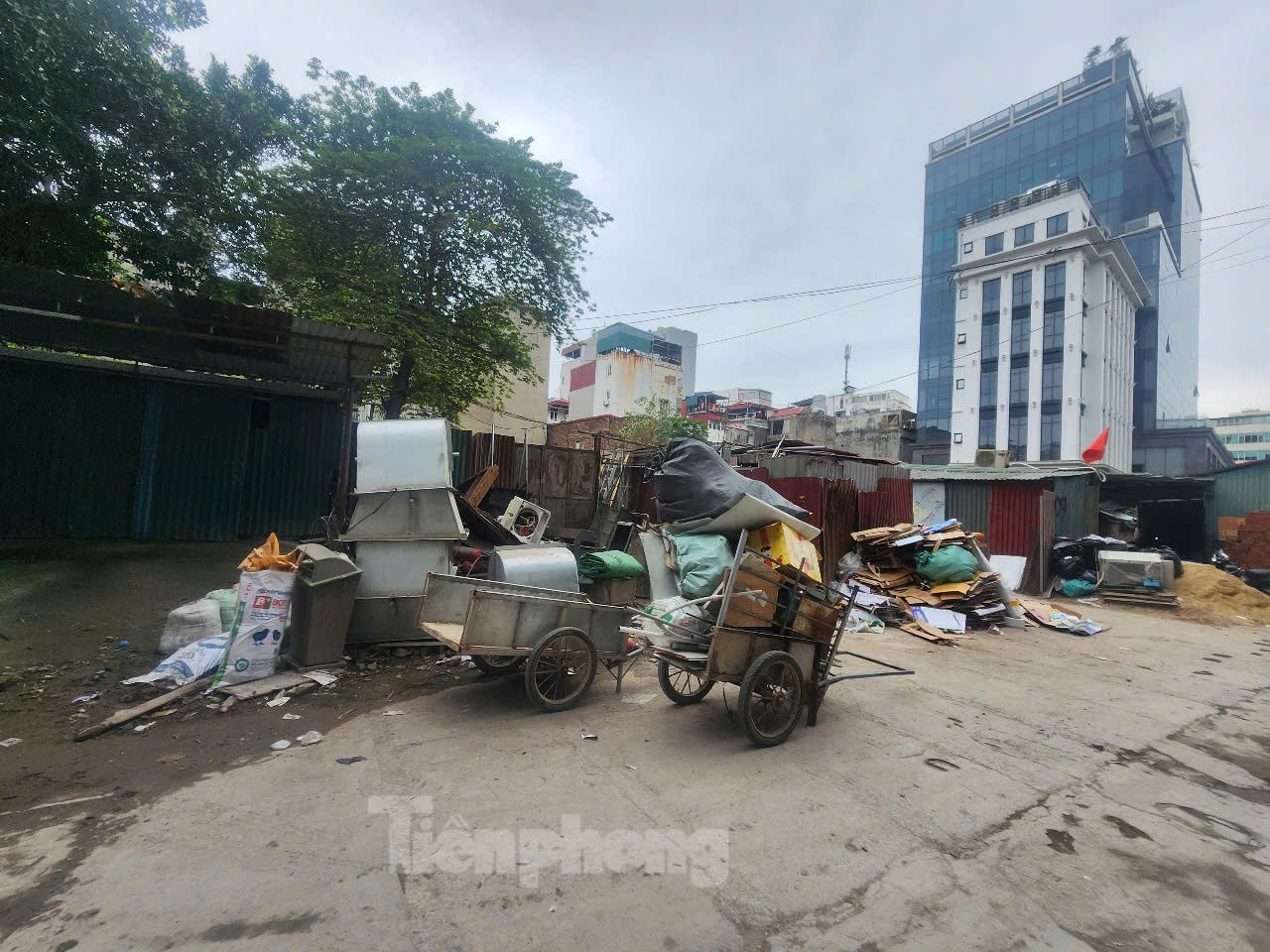 Thời gian qua, UBND phường, UBND quận cũng đã có văn bản đề nghị Ban quản lý dự án đầu tư xây dựng công trình giao thông thành phố xử lý các bãi tập kết vật liệu xây dựng nhưng chủ đầu tư chưa xử lý dứt điểm. Trước mắt, UBND phường sẽ tăng cường tuyên truyền vận động người dân để rác đúng nơi quy định, đúng giờ. Đồng thời, đề nghị cơ quan chức năng đẩy nhanh tiến độ dự án, xử lý dứt điểm các bãi tập kết vật liệu xây dựng", ông Thắng nói.