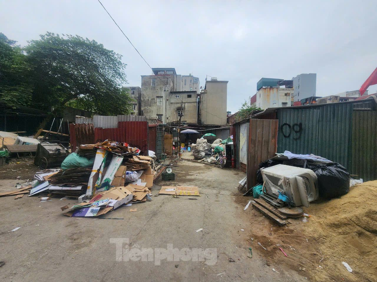 Cách đó không xa là cơ sở thu gom phế liệu. Tại đây, phế liệu để ngổn ngang cả trong và ngoài đường.