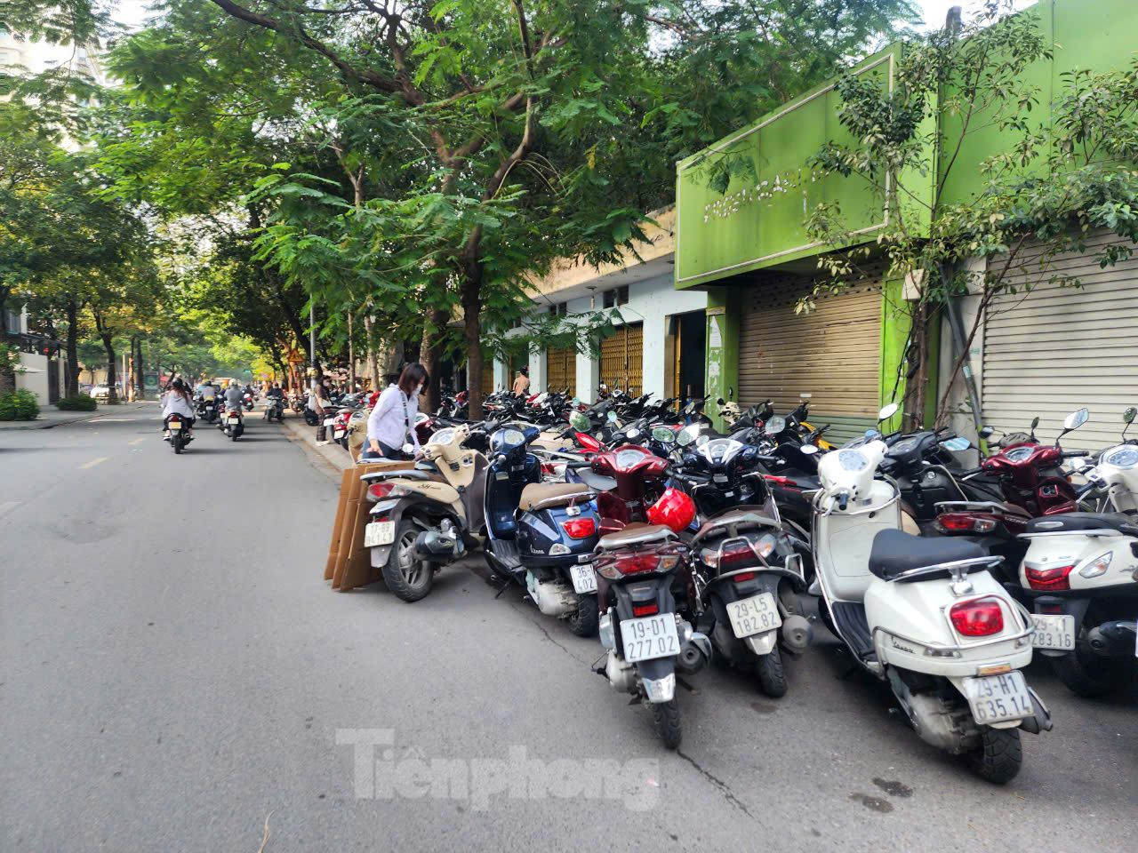 Do tuyến đường nhỏ hẹp, lưu hai bên tuyến đường lại nhiều tòa chung cư nên lưu lượng người tham gia rất đông. Nhiều phương tiện phải đỗ trên vỉa hè, dưới lòng đường. Do tuyến đường nhỏ hẹp, lưu hai bên tuyến đường lại nhiều tòa chung cư nên lưu lượng người tham gia rất đông. Nhiều phương tiện phải đỗ trên vỉa hè, dưới lòng đường.