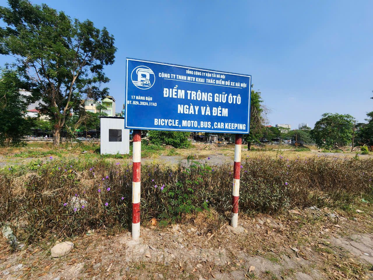 Trao đổi với Báo Tiền Phong, lãnh đạo UBND phường Đại Kim cho biết, khoảng năm 2011- 2012, UBND TP. Hà Nội có chủ trương giao cho Công ty TNHH MTV khai thác điểm đỗ xe Hà Nội triển khai dự án điểm đỗ xe kết hợp trồng cây xanh trên diện tích khoảng 13.000m2 đất công ven sông Tô Lịch do UBND phường quản lý.