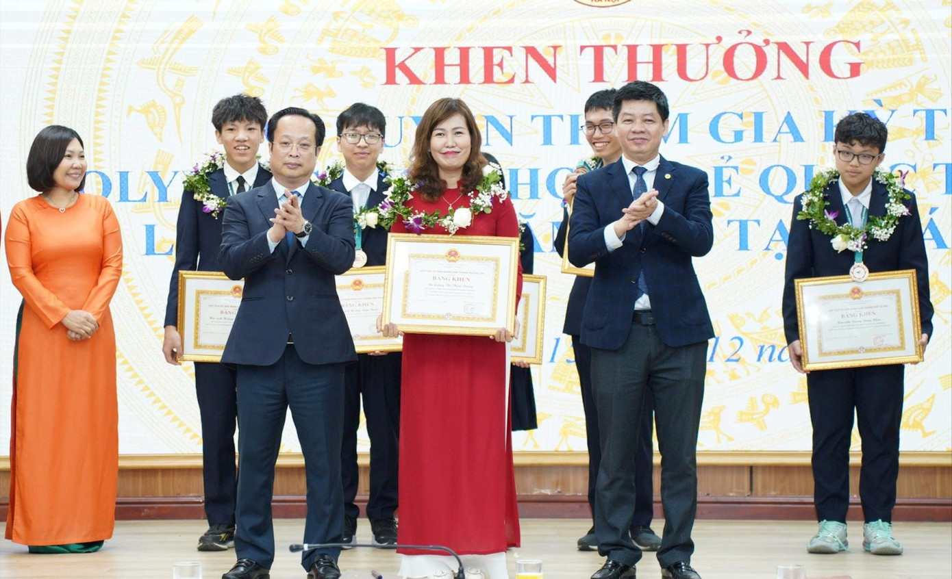 Lãnh đạo Sở Giáo dục và Đào tạo Hà Nội trao tặng Bằng khen của UBND thành phố cho cán bộ, giáo viên có học sinh đoạt giải trong kỳ thi Olympic khoa học trẻ quốc tế năm 2023. Lãnh đạo Sở Giáo dục và Đào tạo Hà Nội trao tặng Bằng khen của UBND thành phố cho cán bộ, giáo viên có học sinh đoạt giải trong kỳ thi Olympic khoa học trẻ quốc tế năm 2023.