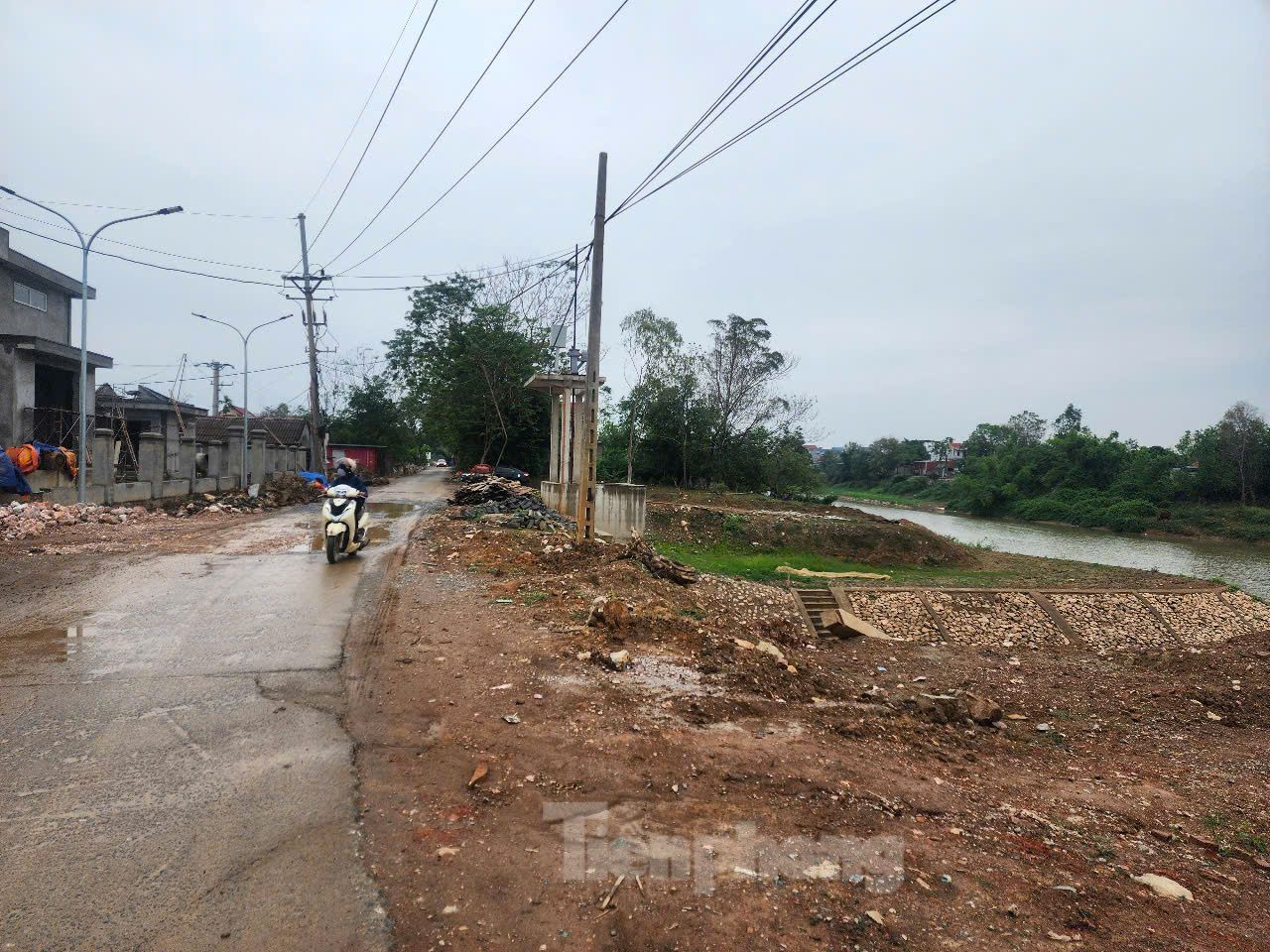 Trước đó, UBND thành phố Hà Nội cũng đã ban hành quyết định về việc công bố tình huống khẩn cấp sạt lở mái đê hữu Đáy trên địa bàn huyện Quốc Oai và ban hành lệnh xây dựng công trình khẩn cấp để ngăn chặn sạt lở mái đê.