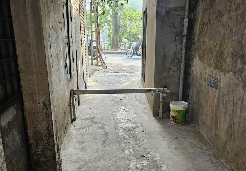 Việc đóng barie trong ngõ nhỏ vào giờ cao điểm để ngăn người ngoài di chuyển vào ngõ gây ùn tắc giao thông. Việc đóng barie trong ngõ nhỏ vào giờ cao điểm để ngăn người ngoài di chuyển vào ngõ gây ùn tắc giao thông.