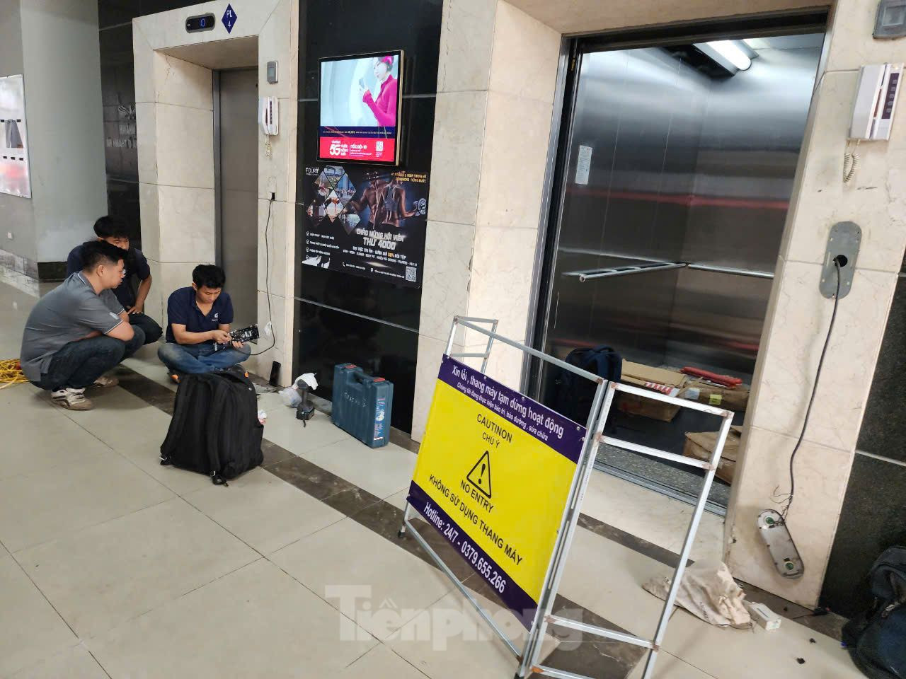 Không chỉ tại Khu đô thị Thanh Hà, tại khu chung cư HH Linh Đàm (phường Hoàng Liệt, quận Hoàng Mai, Hà Nội), cư dân cũng sống trong nơm nớp lo sợ khi thang máy hay bị kẹt. Điều này đã ảnh hưởng không nhỏ đến cuộc sống của cư dân. Ảnh: Thang máy tại tòa nhà HH03F, Khu đô thị Thanh Hà bị hỏng. Không chỉ tại Khu đô thị Thanh Hà, tại khu chung cư HH Linh Đàm (phường Hoàng Liệt, quận Hoàng Mai, Hà Nội), cư dân cũng sống trong nơm nớp lo sợ khi thang máy hay bị kẹt. Điều này đã ảnh hưởng không nhỏ đến cuộc sống của cư dân. Ảnh: Thang máy tại tòa nhà HH03F, Khu đô thị Thanh Hà bị hỏng.