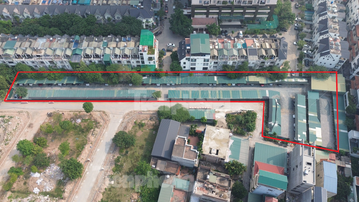 Hơn 1 năm qua, tại Khu đô thị Nam An Khánh (xã An Khánh, huyện Hoài Đức) mọc lên bãi xe trái phép. Theo quan sát, bãi xe này có diện tích khoảng 2000m2 theo hình chữ L, được dựng quây tôn, lợp mái bốn phía. Bên trong bãi xe được chia thành 2 hàng với sức chứa hàng trăm xe ô tô.