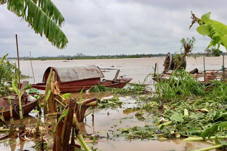 Người dân cho biết, thời điểm đó nước sông Hồng dâng cao. Hầu hết khu dân cư và khu đất sản xuất nông nghiệp ngoài bãi ngập sâu trong nước (ảnh tư liệu).