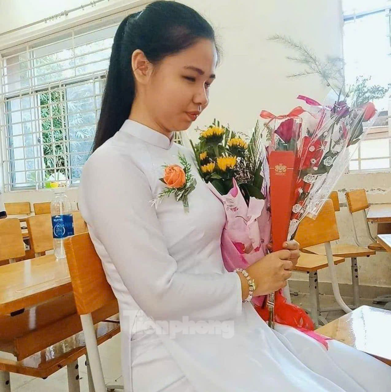 Nguyễn Thị Minh hiện là sinh viên năm thứ 2, ngành Tâm lý học Nguyễn Thị Minh hiện là sinh viên năm thứ 2, ngành Tâm lý học