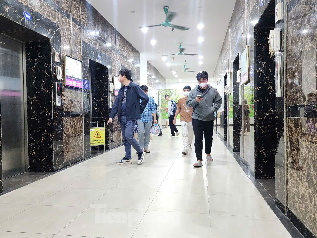 Tại các tòa nhà thuộc Khu đô thị Kim Văn - Kim Lũ (phường Đại Kim, quận Hoàng Mai) cũng không ít lần xảy ra sự cố thang máy khiến người dân bất an. Tại các tòa nhà thuộc Khu đô thị Kim Văn - Kim Lũ (phường Đại Kim, quận Hoàng Mai) cũng không ít lần xảy ra sự cố thang máy khiến người dân bất an.