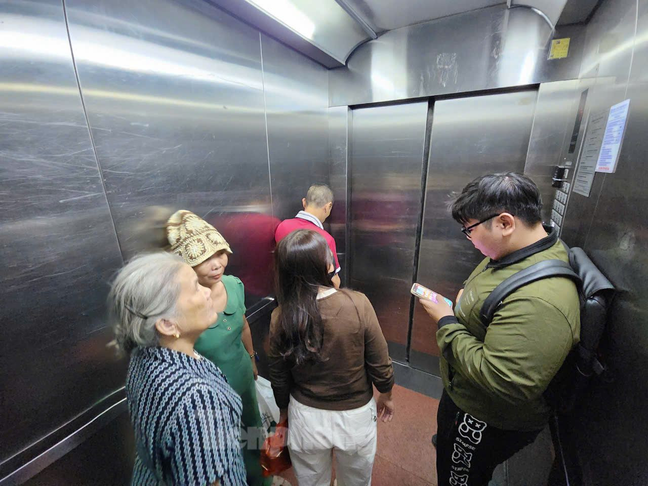 Chị Thương, cư dân tòa nhà HH3B cho biết, khoảng cuối giờ chiều 24/10, một thang máy tại tòa nhà di chuyển xuống tầng 7, 8 thì bất ngờ bị trượt xuống tầng 4. Vụ việc đã khiến những người bên trong gồm có phụ nữ có thai, trẻ sơ sinh, nhiều trẻ em đi học về một phen hoảng loạn. Chị Thương, cư dân tòa nhà HH3B cho biết, khoảng cuối giờ chiều 24/10, một thang máy tại tòa nhà di chuyển xuống tầng 7, 8 thì bất ngờ bị trượt xuống tầng 4. Vụ việc đã khiến những người bên trong gồm có phụ nữ có thai, trẻ sơ sinh, nhiều trẻ em đi học về một phen hoảng loạn.