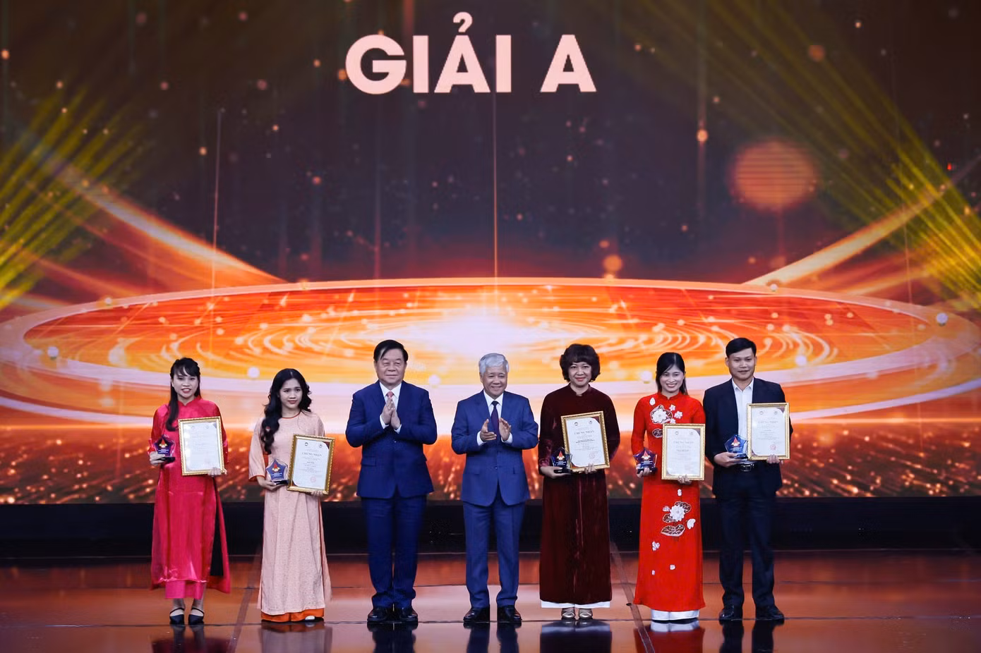 Ban tổ chức trao giải cho các tác giả đoạt Giải A. Ảnh: Quang Vinh