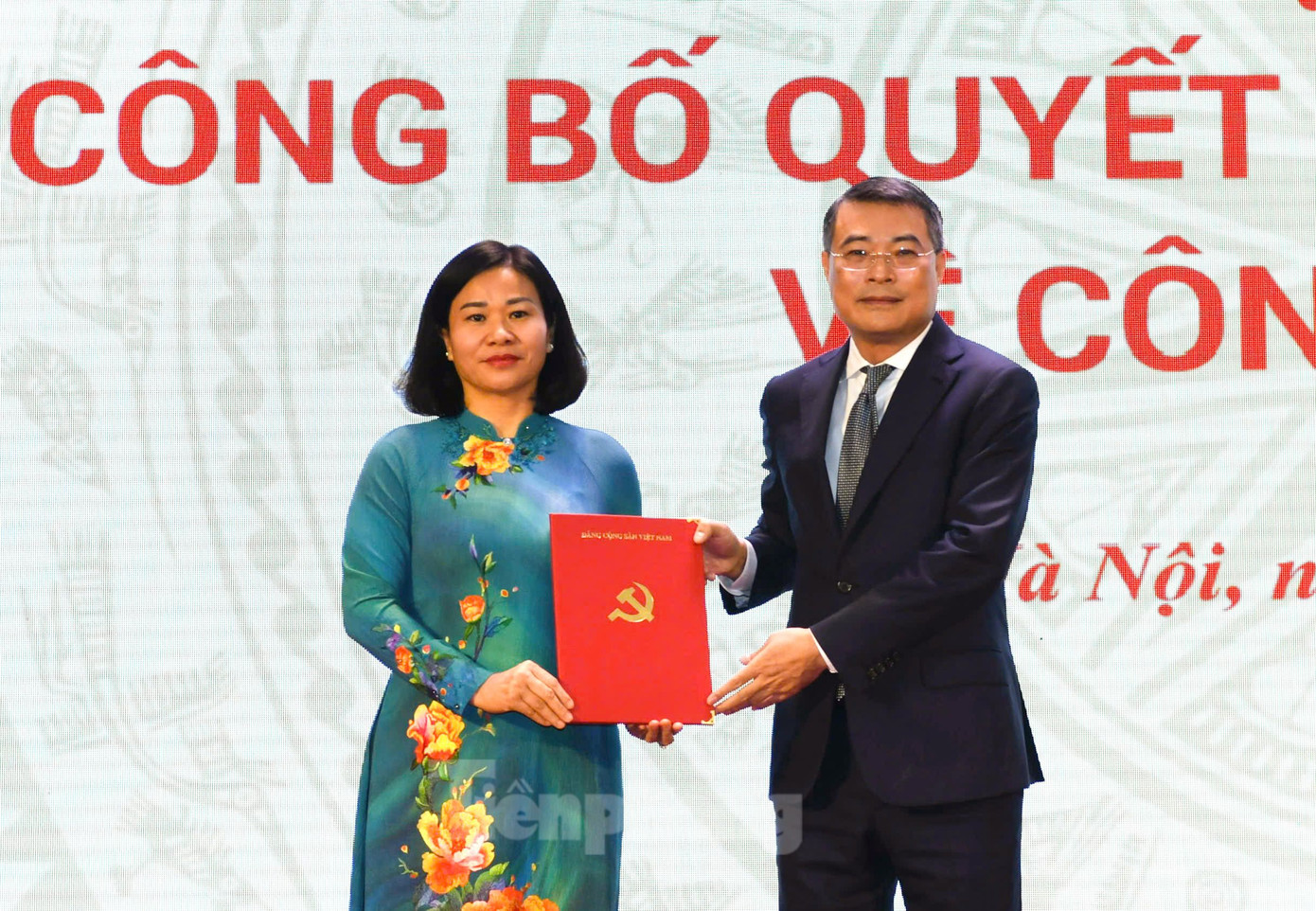 Trưởng Ban Tổ chức Trung ương Lê Minh Hưng trao quyết định cho bà Nguyễn Thị Tuyến. Ảnh: Như Ý Trưởng Ban Tổ chức Trung ương Lê Minh Hưng trao quyết định cho bà Nguyễn Thị Tuyến. Ảnh: Như Ý