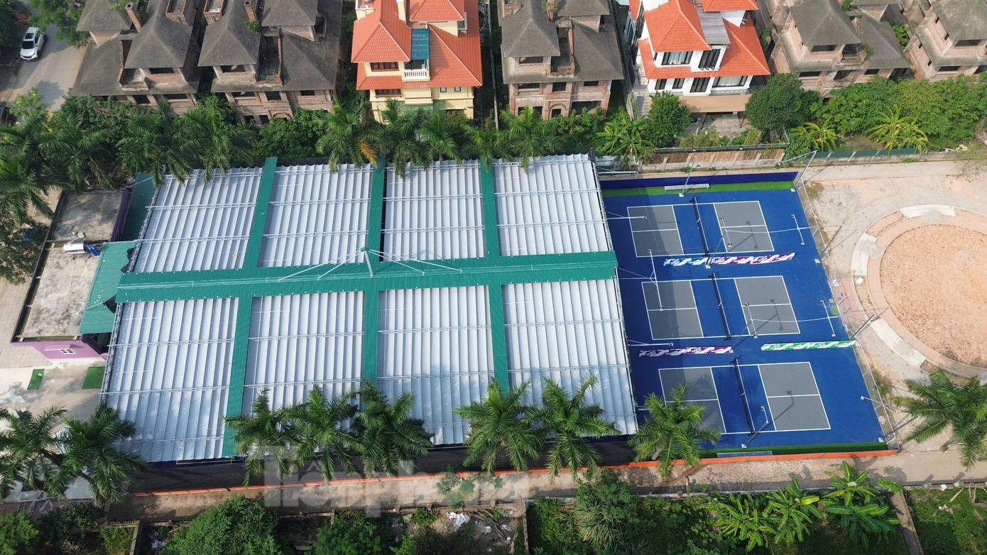 Cũng tại Khu đô thị Nam An Khánh, một số sân pickleball có dấu hiệu vi phạm pháp luật về đất đai, trật tự xây dựng, trong đó có sân pickleball Hoa Phượng. Ông Nguyễn Đăng Lợi cho biết, sân pickleball Hoa Phượng được xây dựng trên đất công viên, cây xanh của khu đô thị (ảnh: sân pickleball Hoa Phượng).
