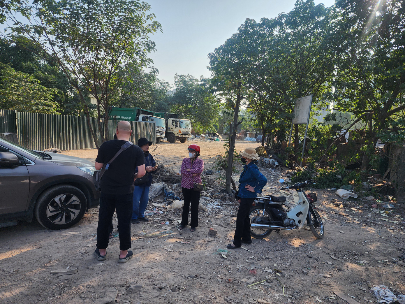 Người dân thuộc diện thu hồi đất có mặt tại khu đất.