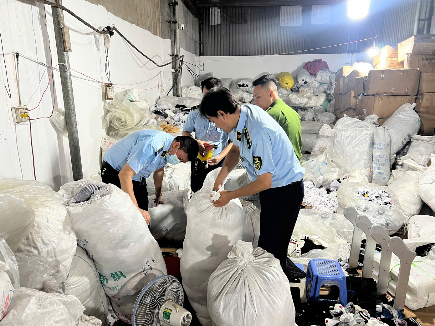 Lực lượng QLTT kiểm tra hàng hóa giả mạo nhãn hiệu tại ngõ 23 đường La Phù, thôn Chùa Tổng, xã La Phù