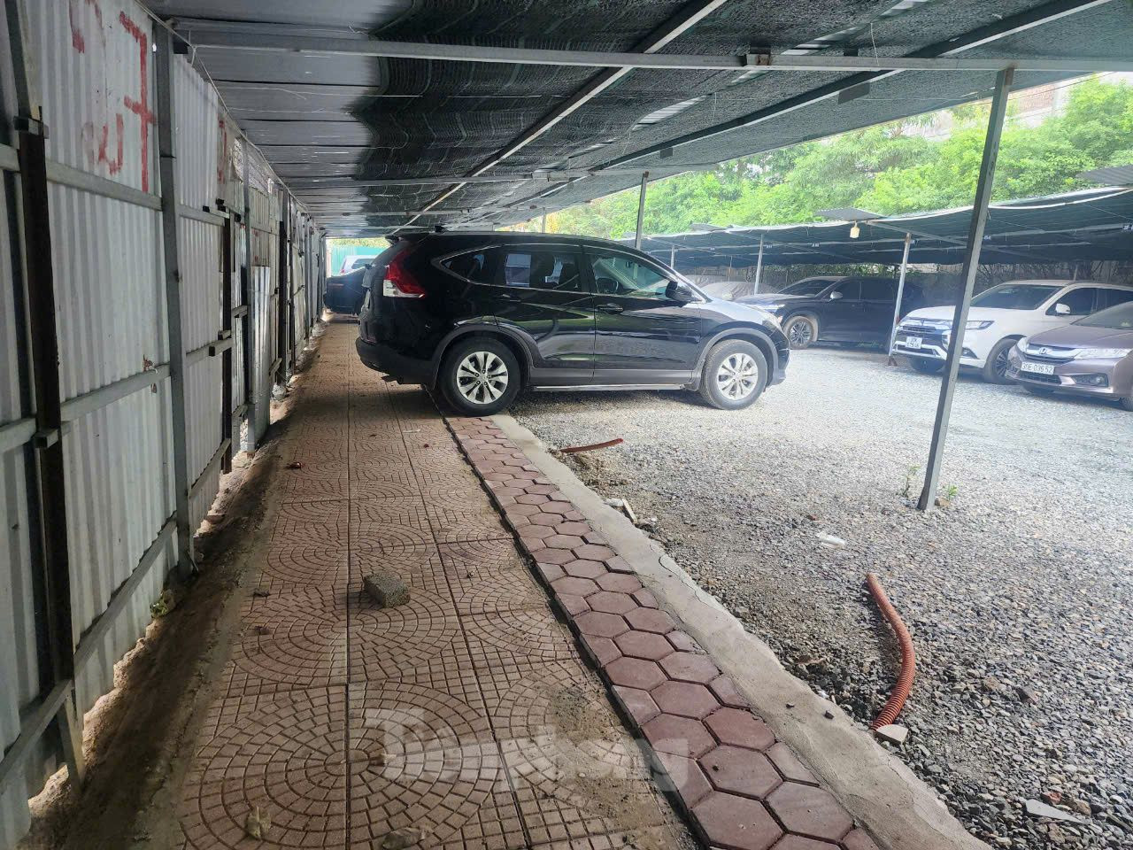 Không những thế, đơn vị quản lý còn quây tôn, chiếm gọn vỉa hè làm bãi đỗ xe. Vì vậy, người đi bộ buộc phải đi xuống lòng đường (ảnh: Vỉa hè đã "gọn gàng" nằm trong bãi đỗ xe trái phép).