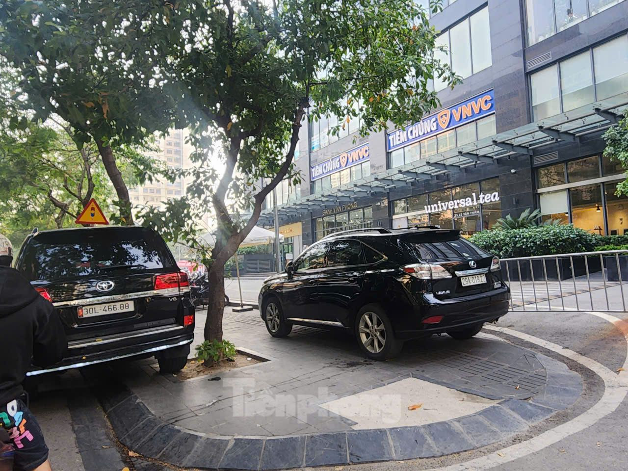 Bất kể vị trí nào trống đều được sử dụng để đỗ xe. Bất kể vị trí nào trống đều được sử dụng để đỗ xe.